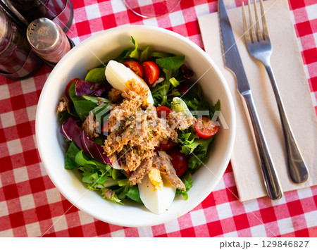Salad with eggs, tuna and cherry tomatoes 129846827