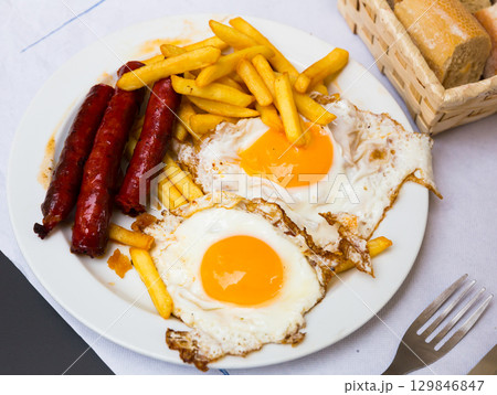 Huevos con chistorra Huevos con chistorra 129846847