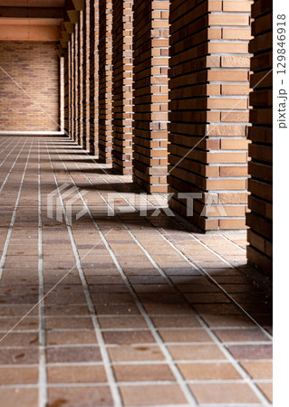奥へと続くレンガ造りの柱廊 奥へと続くレンガ造りの柱廊 129846918