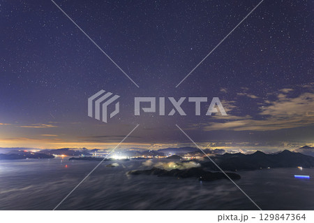 冬の瀬戸内海霧流れる多島美の星空 129847364