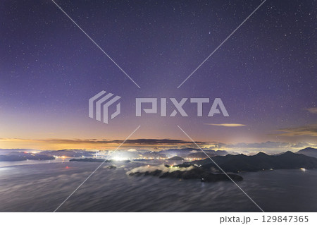 冬の瀬戸内海霧流れる多島美の薄明の空の星空 129847365