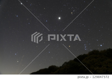 冬の星空　昇るオリオン座 129847372