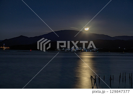 冬の瀬戸内に沈む月とムーンロード 129847377