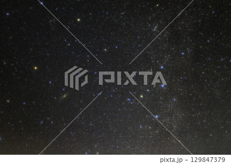冬の星空カシオペア座とアンドロメダ銀河 129847379