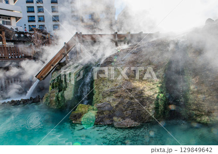 草津温泉の象徴－湯畑の風景 129849642