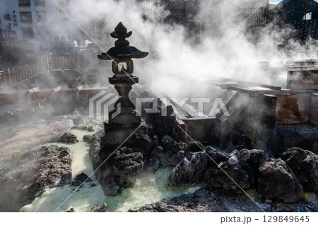 草津温泉の象徴－湯畑の風景 129849645
