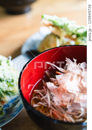 大内宿 三澤屋 高遠そばと天ぷら盛り合わせ 大内宿 三澤屋 高遠そばと天ぷら盛り合わせ 129849726