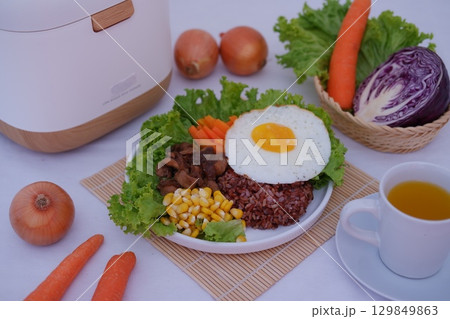 Healthy Rice Bowl with Fried Egg and Vegetables 129849863
