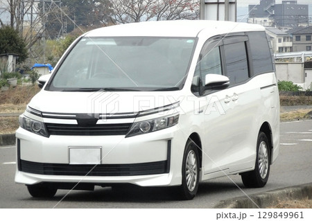 駐車場に停めた車(トヨタ・ヴォクシー 3代目) 駐車場に停めた車(トヨタ・ヴォクシー 3代目) 129849961