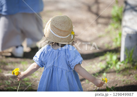 麦わら帽子の幼児 129849987