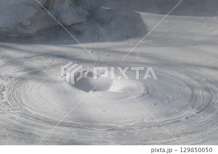 大地の芸術－別府・坊主地獄 129850050