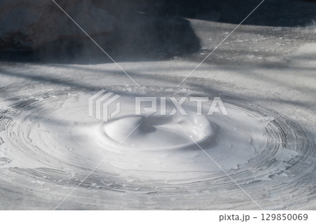 大地の芸術－別府・坊主地獄 129850069