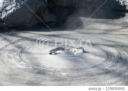 大地の芸術－別府・坊主地獄 129850092