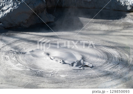 大地の芸術－別府・坊主地獄 129850093