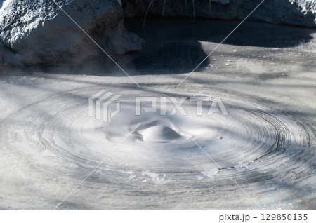 大地の芸術－別府・坊主地獄 129850135