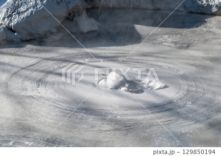 大地の芸術－別府・坊主地獄 129850194