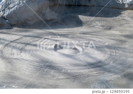 大地の芸術－別府・坊主地獄 129850195