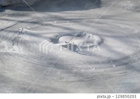 大地の芸術－別府・坊主地獄 129850201