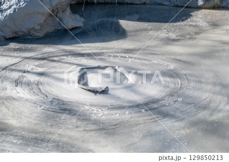 大地の芸術－別府・坊主地獄 129850213