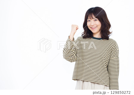 ガッツポーズをしている女性 129850272