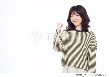 ガッツポーズをしている女性 ガッツポーズをしている女性 129850274