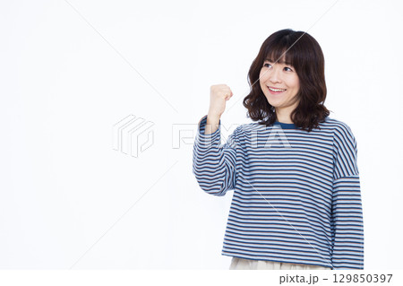 ガッツポーズをしている女性 ガッツポーズをしている女性 129850397