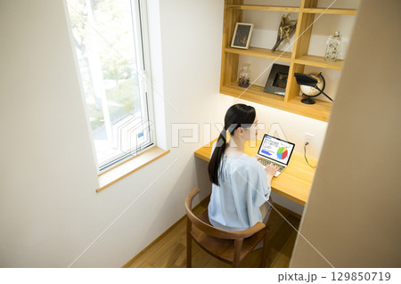 リモートワークをする女性 129850719