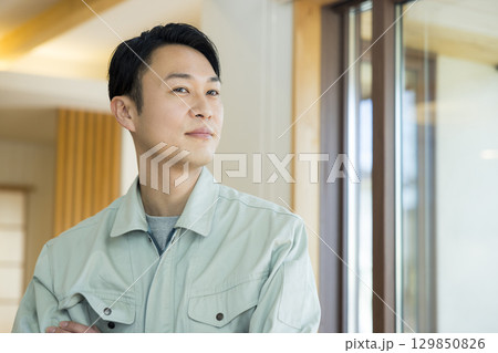 住宅で作業する作業服の男性 住宅で作業する作業服の男性 129850826