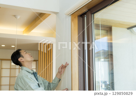 住宅で作業する作業服の男性 129850829