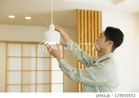 住宅で作業する作業服の男性 住宅で作業する作業服の男性 129850832