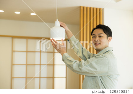 住宅で作業する作業服の男性 129850834