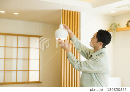 住宅で作業する作業服の男性 129850835