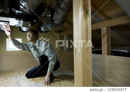 全館空調システムの業者による点検作業 全館空調システムの業者による点検作業 129850877