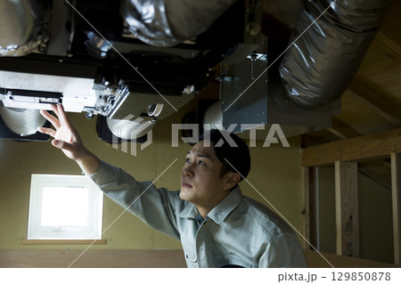 全館空調システムの業者による点検作業 129850878