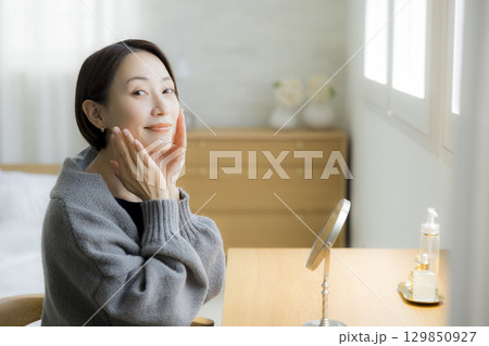 肌荒れを気にするニットの女性 肌荒れを気にするニットの女性 129850927