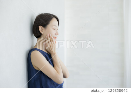 壁にもたれかかる女性 壁にもたれかかる女性 129850942
