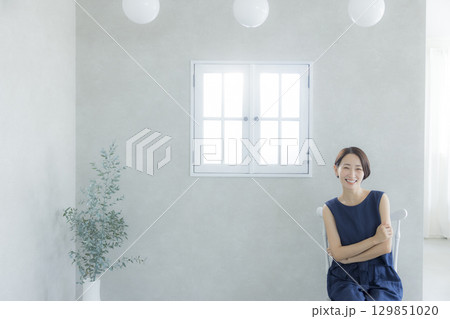 椅子に座る女性 椅子に座る女性 129851020