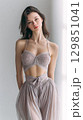 ドレスを着た女性 129851041