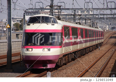 連続高架線を走行する小田急10000形特急ロマンスカーHiSE_2009/10/19撮影 129851049