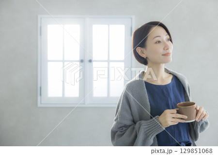 コーヒーを飲む女性 129851068