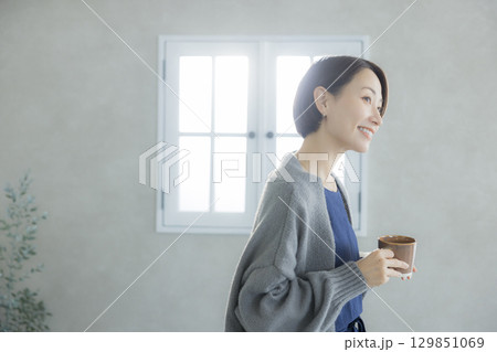 コーヒーを飲む女性 129851069
