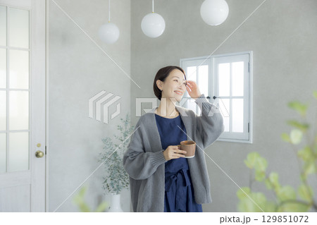 コーヒーを飲む女性 コーヒーを飲む女性 129851072