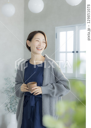 コーヒーを飲む女性 129851078