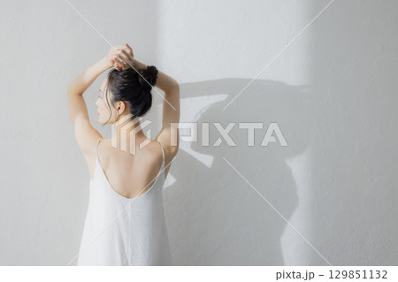 若い女性の後ろ姿 129851132