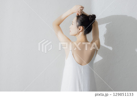 若い女性の後ろ姿 若い女性の後ろ姿 129851133
