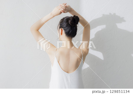 若い女性の後ろ姿 129851134