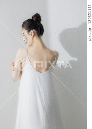 若い女性の後ろ姿 若い女性の後ろ姿 129851135