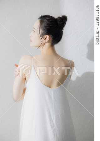 若い女性の後ろ姿 129851136