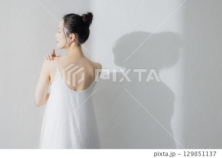 若い女性の後ろ姿 若い女性の後ろ姿 129851137