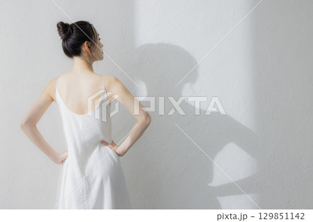 若い女性の後ろ姿 129851142